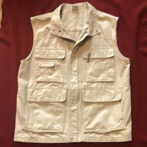 Men’s outdoor cotton vest. Zipper w/ 6 pockets. Very near new.